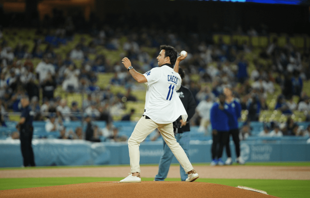 ¡Noche mágica en LA! Dodgers vencen a Phillies con Checo Pérez como invitado de&nbsp;honor