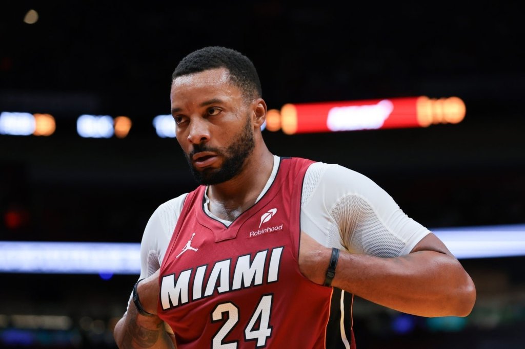 Powell se enciende con 32 puntos y Miami Heat domina 127–117 a los 76ers como&nbsp;visitante