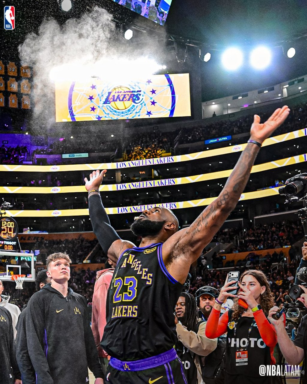 LeBron vuelve a lo grande y los Lakers aplastan al Jazz&nbsp;140-126
