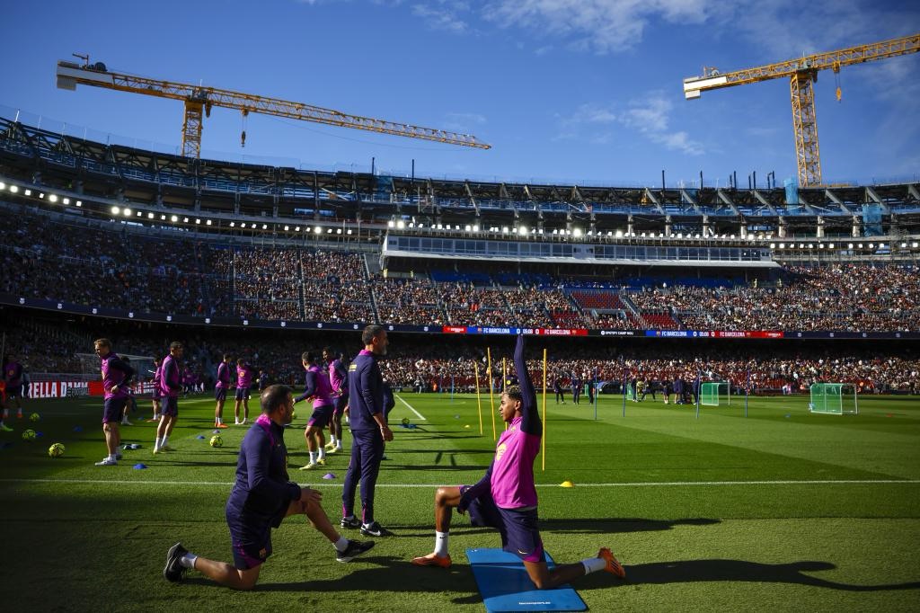 El Camp Nou vuelve a respirar fútbol: 894 días después, el Barça reabre su&nbsp;casa