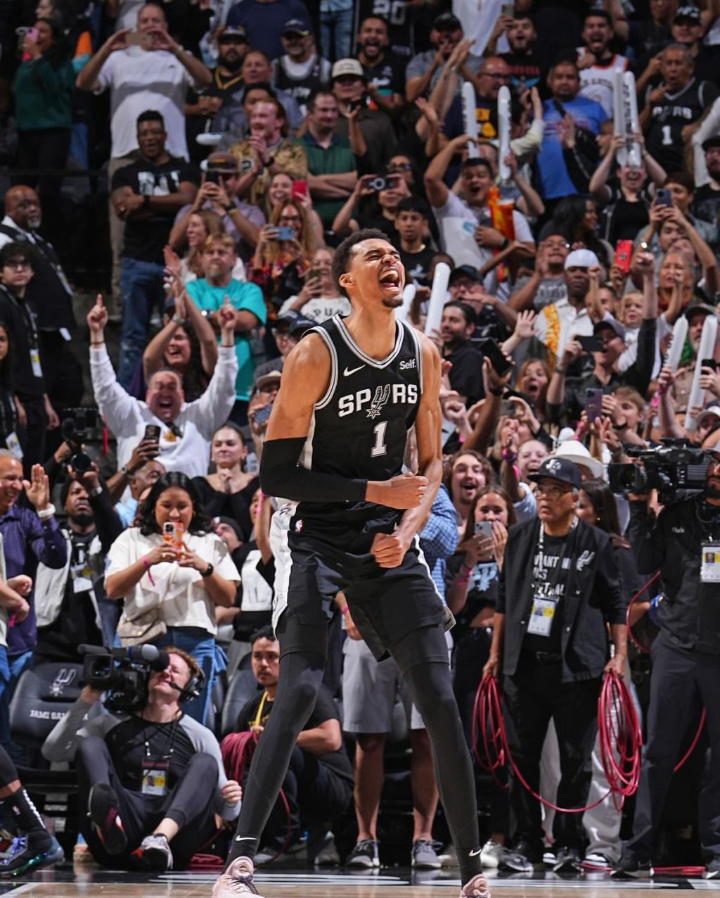 Los Spurs se hacen grandes: barrida reciente a los campeones y triunfo&nbsp;130–110