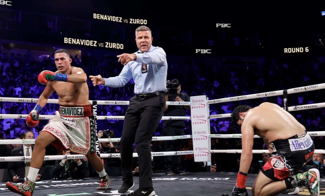 Benavidez castiga y se consagra campeón en tres divisiones