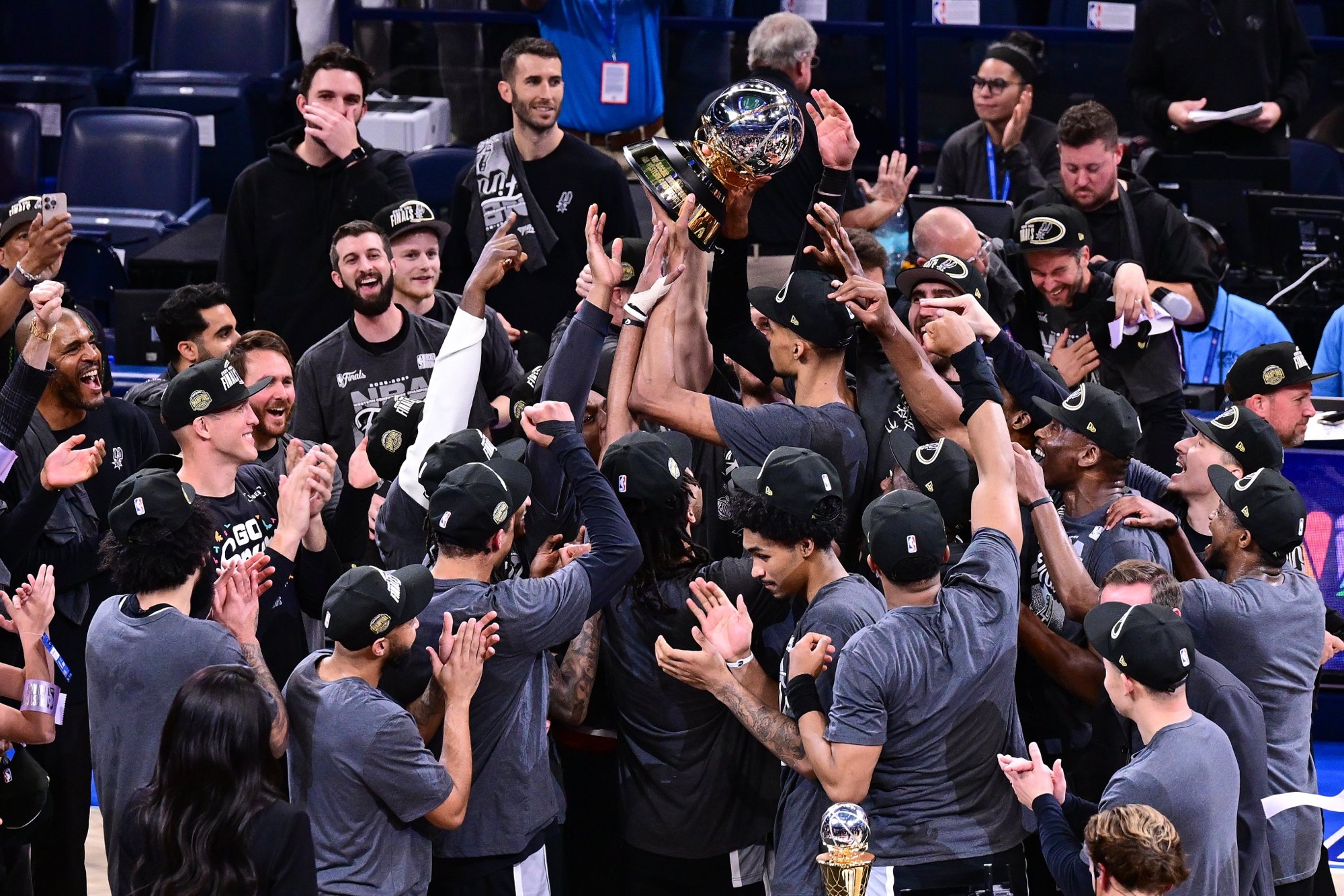 Spurs eliminan al Thunder y jugarán las Finales de la NBA